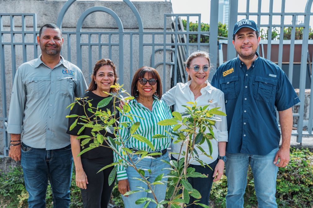 En la gestión de Carolina Mejía se han incorporado al sistema de áreas verdes más de 110 mil árboles y plantas.