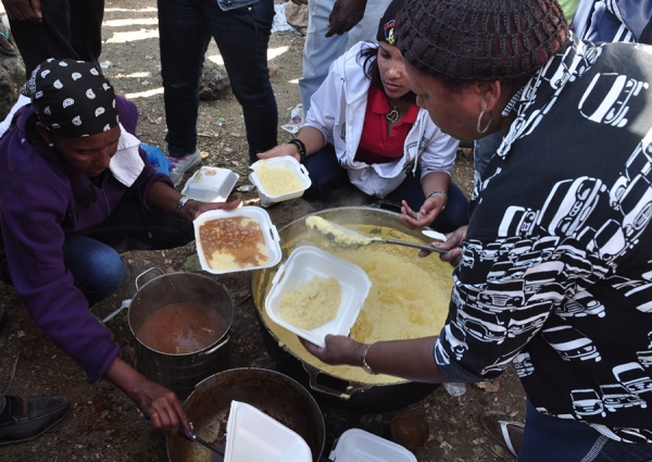 En las montañas de Azua y San Juan se suele hacer grandes comilonas de chenchén con habichuelas para brindar a todos los visitantes a procesiones de carácter religioso o festivo.