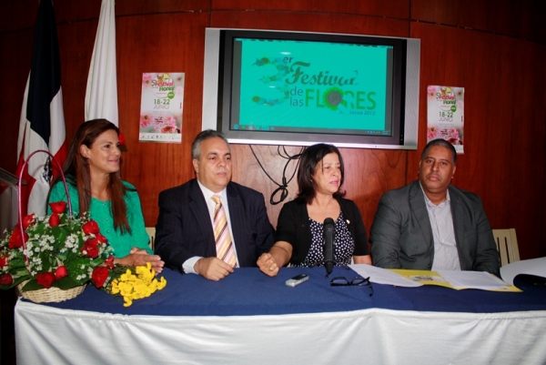 La mesa da el pitazo de salida para la celebración del festival de las flores en Jarabacoa 2014 desde el 18 al 22 de junio. Jarabacoa, ciudad de la eterna primavera, se convertirá en la capital mundial de las flores y mujeres bellas.