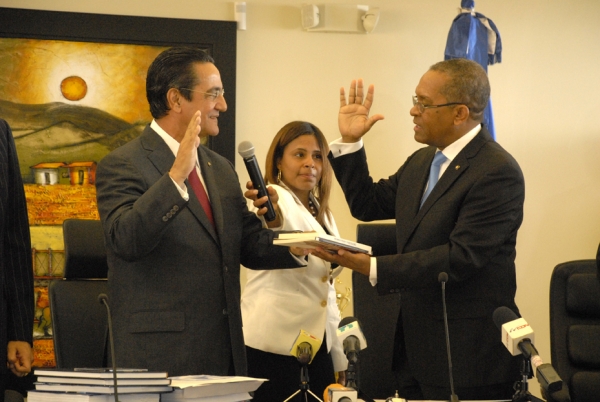 Momentos en que el saliente rector, Mateo Aquion Febrillet, toma juramento al entrate rector, Iván Grullón Fernández.