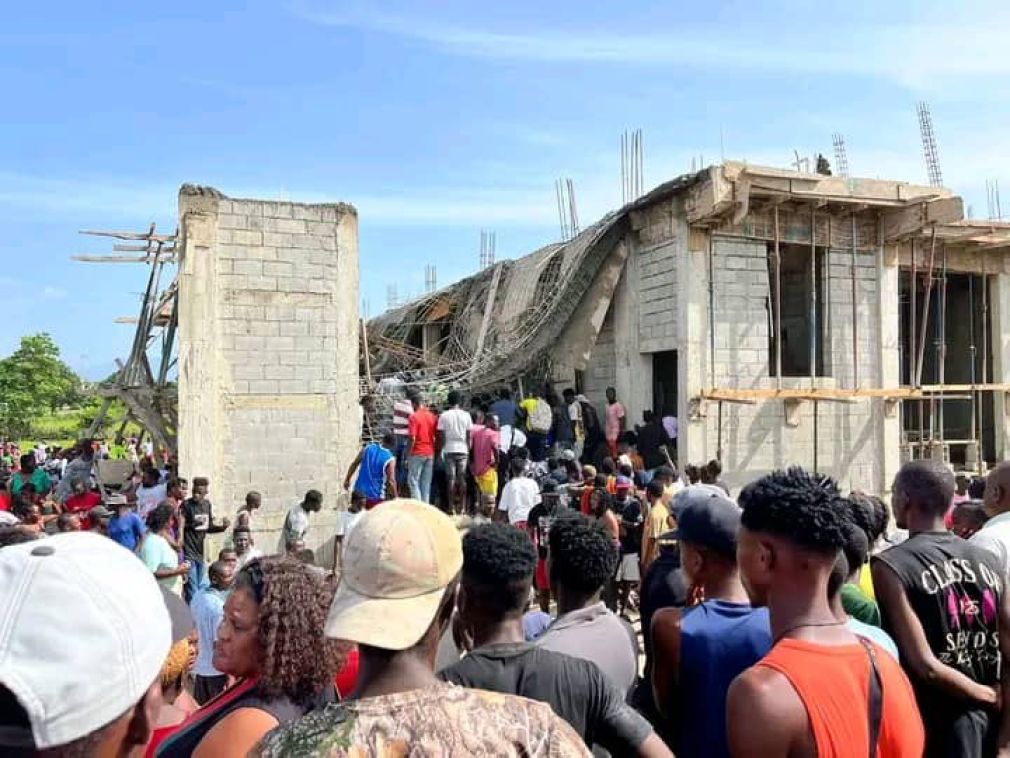 Confirman varios muertos y heridos tras desplome de construcción en Juana Méndez, Haití.