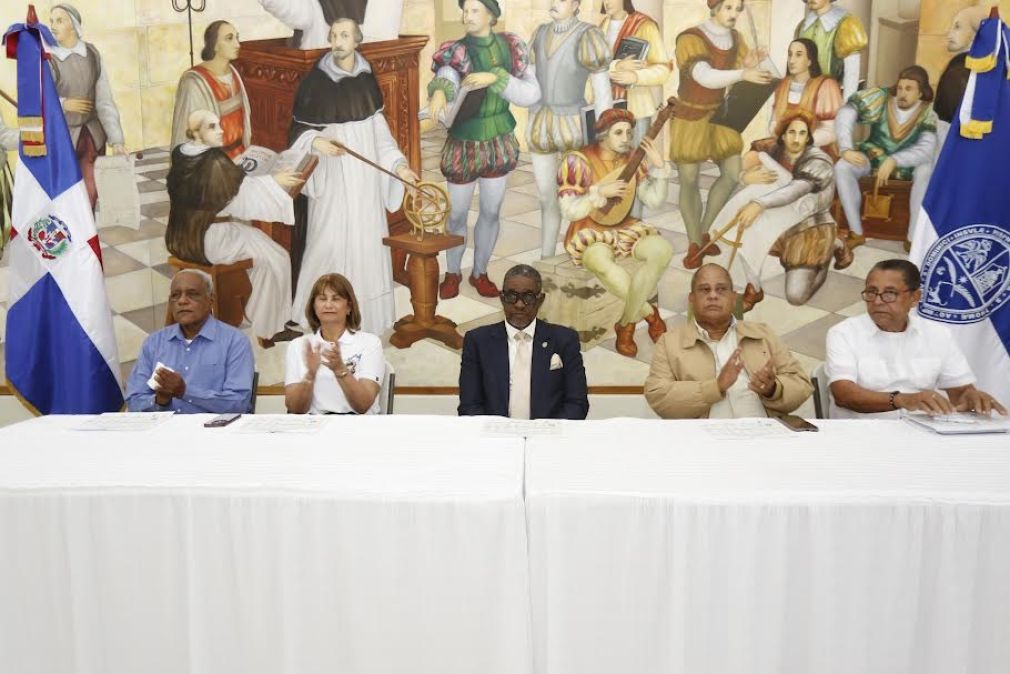 La vicerrectora de Extensión y vicepresidente del comité organizador, maestra Rosalía Sosa Pérez, mientras se dirigía a los presentes.