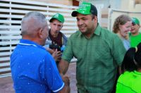 La foto muestra al candidato a la alcaldía de la Fuerza del Pueblo (FP) en Salcedo, Eodanny Marte, al momento de realizar uno de los llamados mano a mano por las diferentes calles de este municipio.