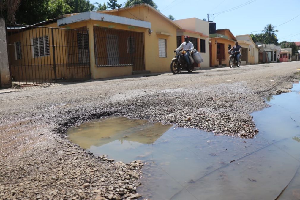 Calles de Dajabón siguen en estado crítico; Ciudadanos piden intervención urgente de Obras Públicas.