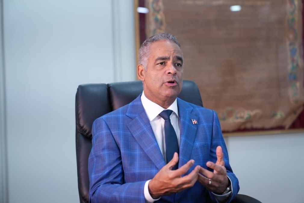 El titular de Energía y Minas, Joel Santos, recordó que en los próximos cinco meses ingresarán 612 megavatios adicionales al SENI, que reforzarán la seguridad energética nacional.
