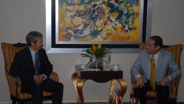 Duong Minh, Director General de Medio Oriente, África y América Latina junto con Reinaldo Pared Pérez, Presidente del Senado intercambiando impresiones.