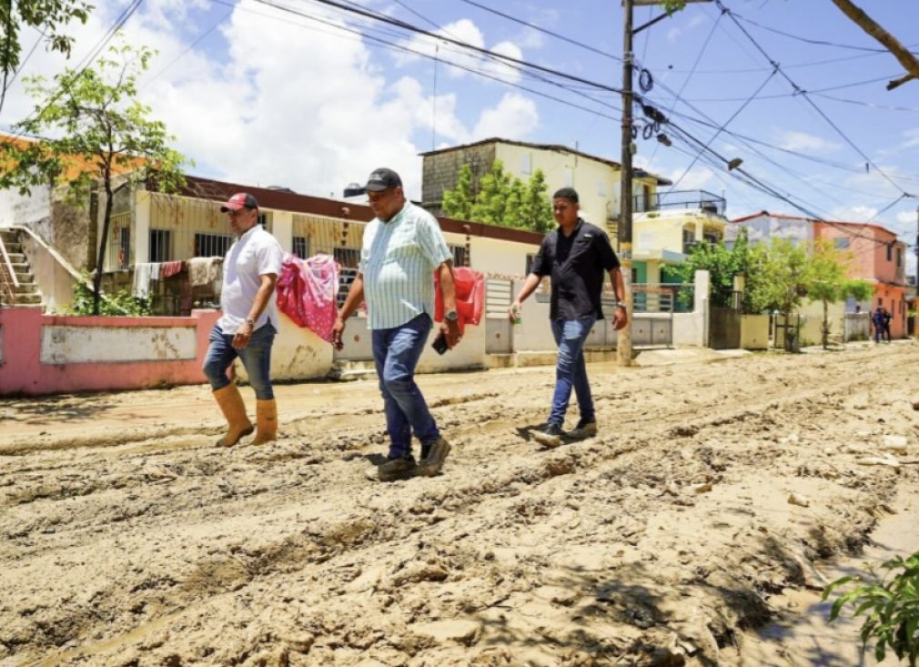 Alcaldía de Puerto Plata realiza operativo de limpieza en sectores afectados por vaguada.