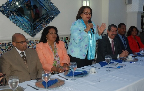 Emma Polanco habla a los invitados.
