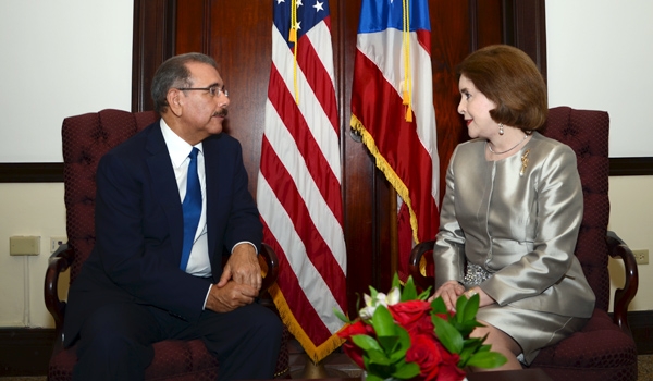 El Presidente Danilo Medina junto con la ex gobernadora de Puerto Rico, Sila María Claderón, en un momento de su reunión.