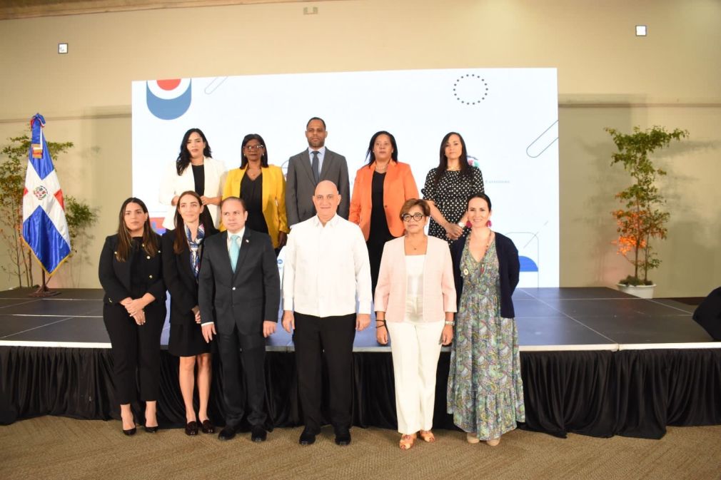El lanzamiento del portal #RDCoopera es encabezado por el ministro de Economía, Planificación y Desarrollo, Pável Isa Contreras; en representación del ministro de Relaciones Exteriores Roberto Álvarez, el viceministro para Asuntos Económicos y Cooperación, Hugo Francisco Rivera; la viceministra de Cooperación Internacional del MEPyD, Olaya Dotel Caraballo; la secretaria técnica del Programa Iberoamericano para el Fortalecimiento de la Cooperación Sur-Sur (PIFCSS), Juanita Olarte, y la responsable the ADELANTE Windows UE-ALC, Laura Cabral. Por igual, las directoras del VIMICI, Clara Aquino, Sandra Lara y Lidia Encarnación. Así como el director de Cooperación Internacional, del Viceministerio de Asuntos económicos y de Cooperación Internacional, Víctor Gabriel Mascaró.