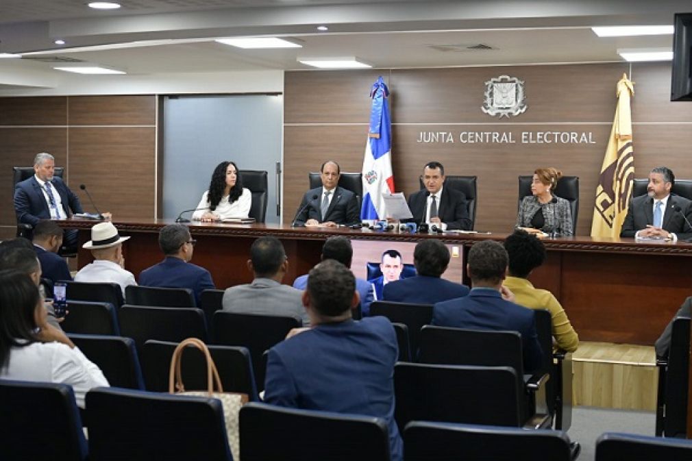 Los representantes de dichos partidos, movimientos y agrupaciones políticas agotaron un turno para validar el compromiso de la JCE, saludar el pacto y comprometerse con los puntos que contempla el documento.