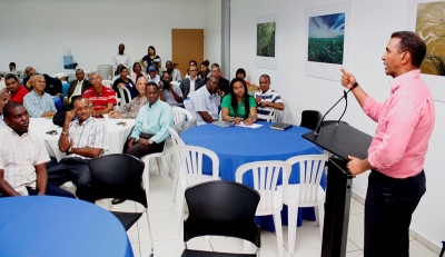 Domingo Contreras, responsable del programa de reciclaje del Ministerio de Medio Ambiente y Recursos Naturales, explicó a los periodistas deportivos y clubes sociales, en que consiste el programa que busca concienciar a la sociedad dominicana