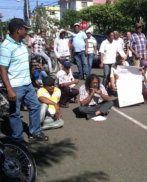 Sacerdote protesta frente a Fiscalía de Cotuí