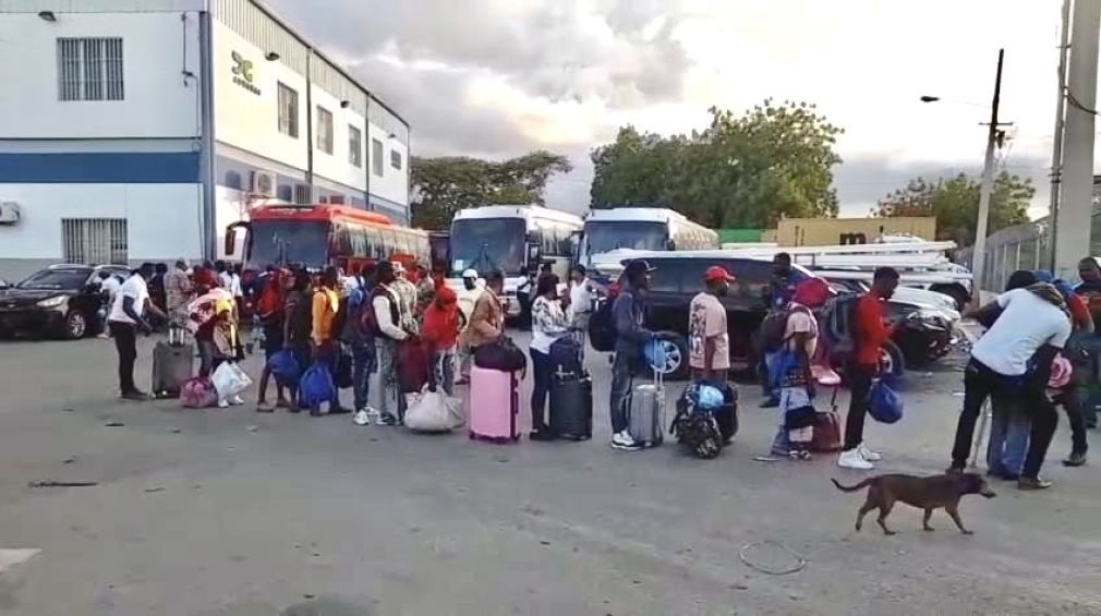 Haitianos continúan saliendo voluntariamente del país huyendo de medidas migratorias.
