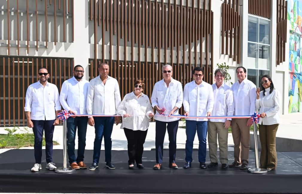 El presidente Luis Abinader y el ministro de Turismo, David Collado, entregaron la Plaza Multiuso Seibana.