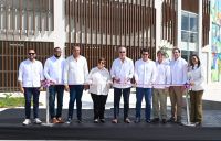 El presidente Luis Abinader y el ministro de Turismo, David Collado, entregaron la Plaza Multiuso Seibana.