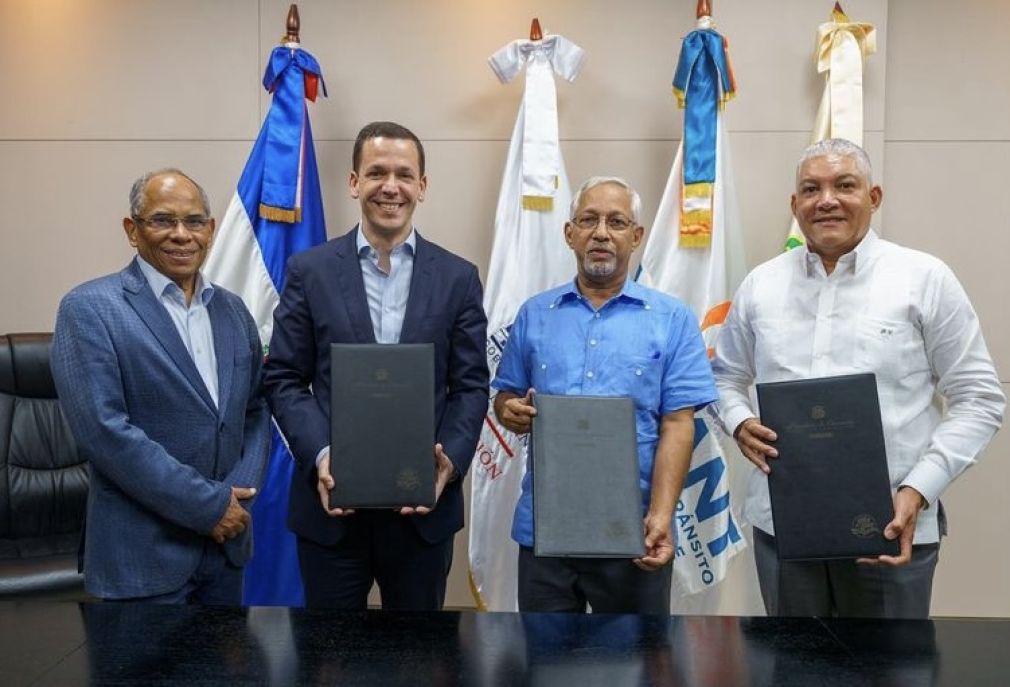 El acuerdo fue firmado por el director del Intrant, Hugo Beras, el Ministro del Minerd, Ángel Hernández, y el director de la OMSA, Radhamés González.