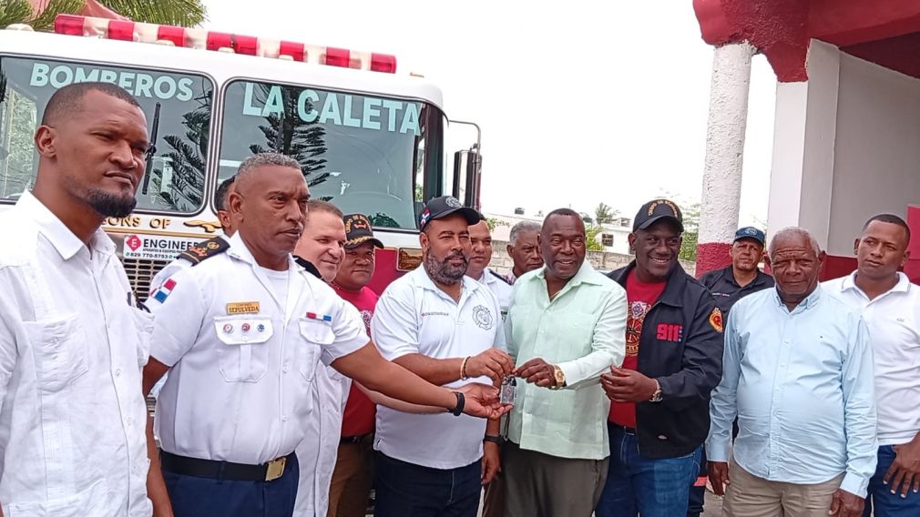 El alcalde Máximo Soriano entregó otro camión al Cuerpo de Bomberos de La Caleta para fortalecer la respuesta a emergencias.