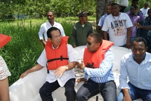 Alcalde de Santo Domingo Norte y embajador de Taiwán recorren el río Isabela