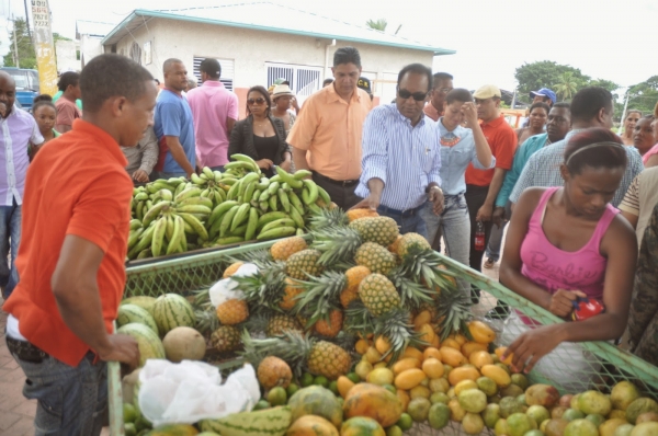 20 barrios de Yaguate se benefician con mercado de Inespre: 