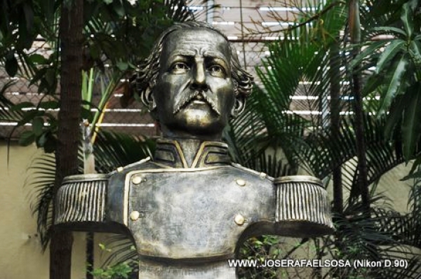 Busto de Duarte con su uniforme de General.