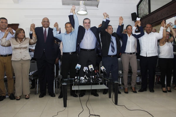 Renuncian los principales dirigentes del PRD en varias provincias y apoyan a Luis Abinader: 