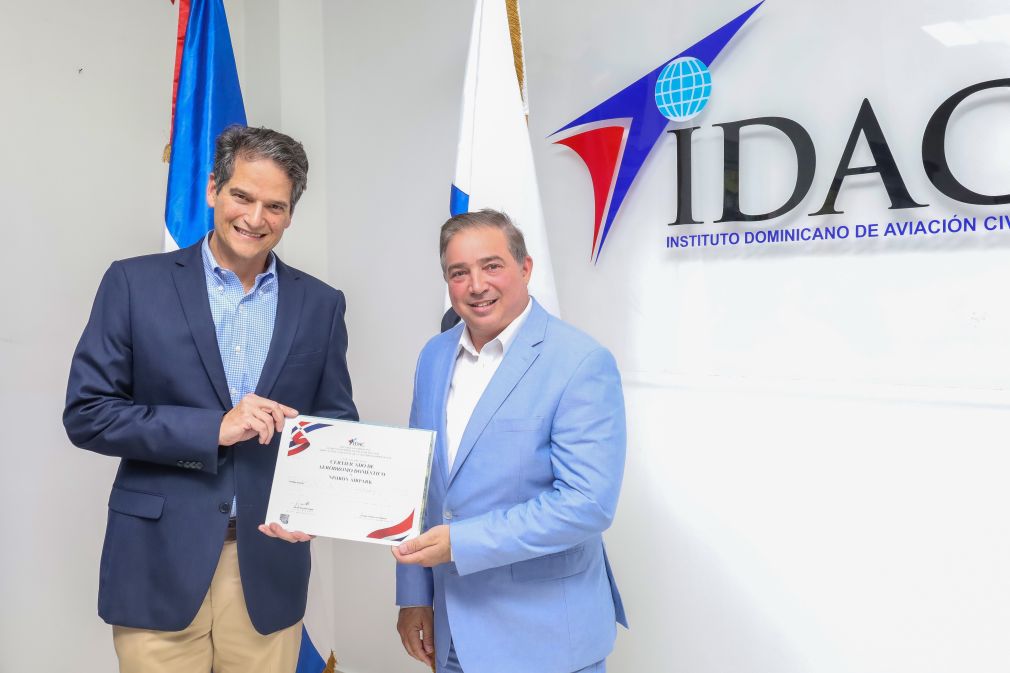 El certificado fue entregado por el director general interino del IDAC, Héctor Porcella, al presidente de Nisibon AirPark, Oscar Villanueva.
