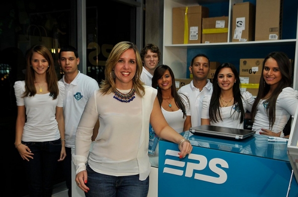 Maricarmen Frontera, junto con el staff Universitario de EPS 4U. 