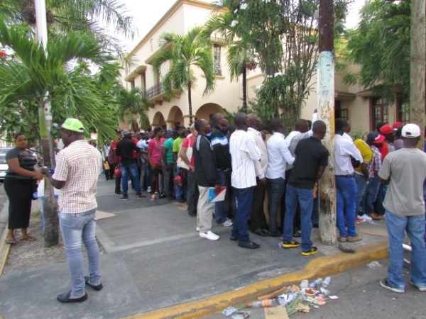 Cientos de haitianos buscan acogerse al Plan de Regularización en San Cristóbal: 