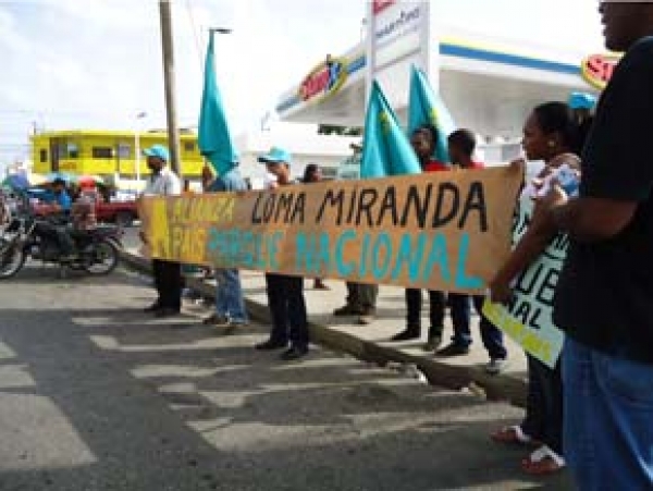 Alianza País realiza vigilia en Los Mina por Loma Miranda