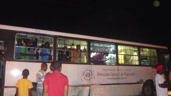 Migración realiza deportación masiva violando acuerdos internacionales