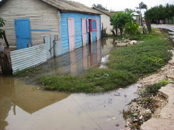 Casita de madera inundada producto de las fuertes y constantes lluvias traidas por la tormenta Isaac en Republica Dominicana.