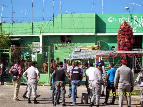 Presos se amotinan por el control del recinto en Barahona