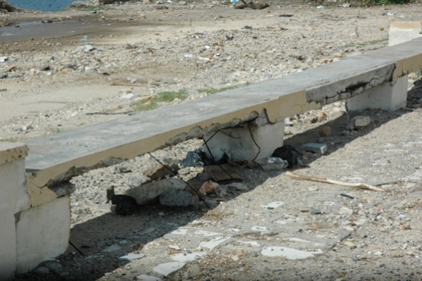 Deterioro en que se encuentra el Malecón en el tramo del 30 de Mayo.