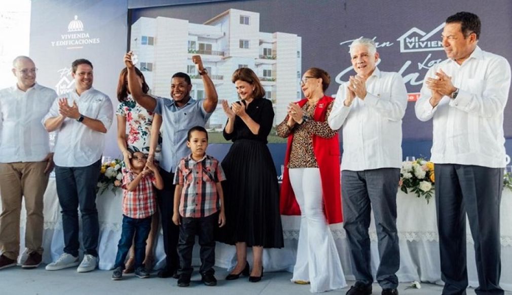 Por su lado el Ministro de la Vivienda y Edificaciones, Carlos Bonilla, dijo que en Santiago, el Plan Mi Vivienda ya está cambiando la vida de cientos de familias dominicanas que ya viven en su casa propia.