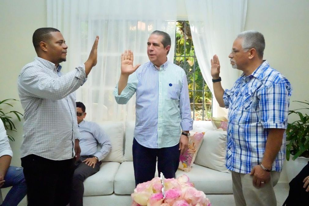 Francisco Javier García juramentó dos dirigentes de la Fuerza del Pueblo que retornaron al PLD en Puerto Plata.