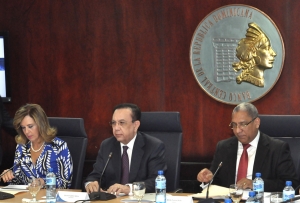 El gobernador del Banco Central, Héctor Valdez Albizu, acompañado de la vicegobernadora y el gerente general durante rueda de prensa en la sede de es institución.
