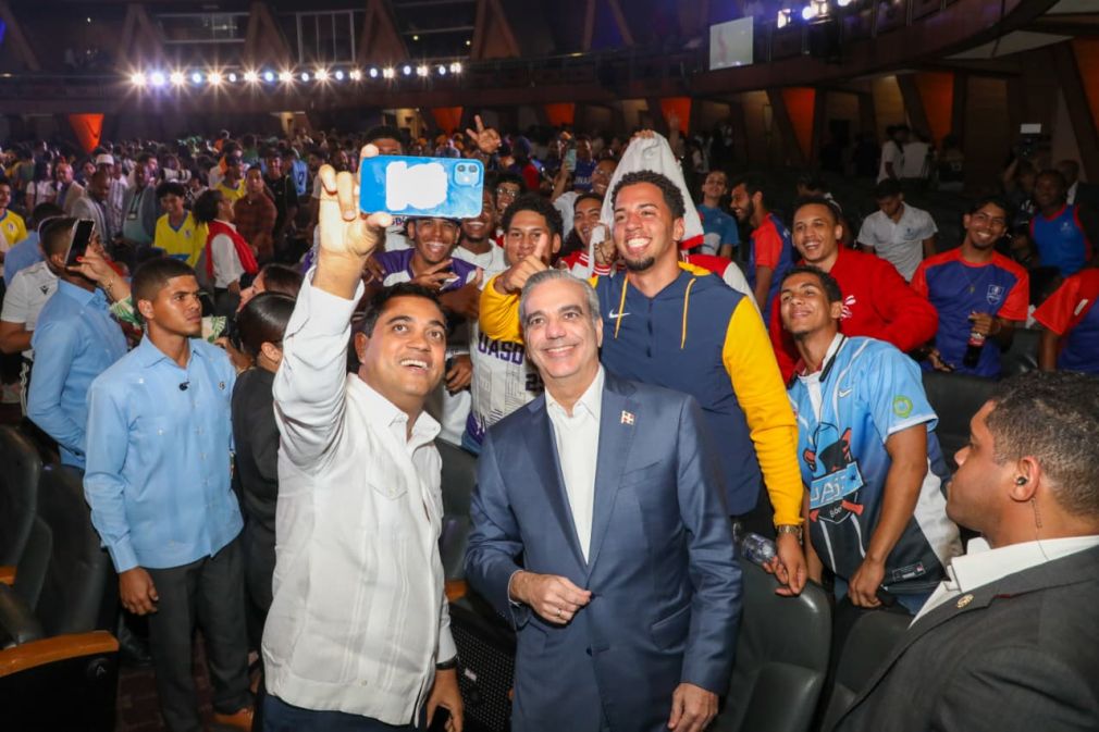 Presidente Luis Abinader y el ministro Cruz se hacen una selfie juntos a los atletas del evento.
