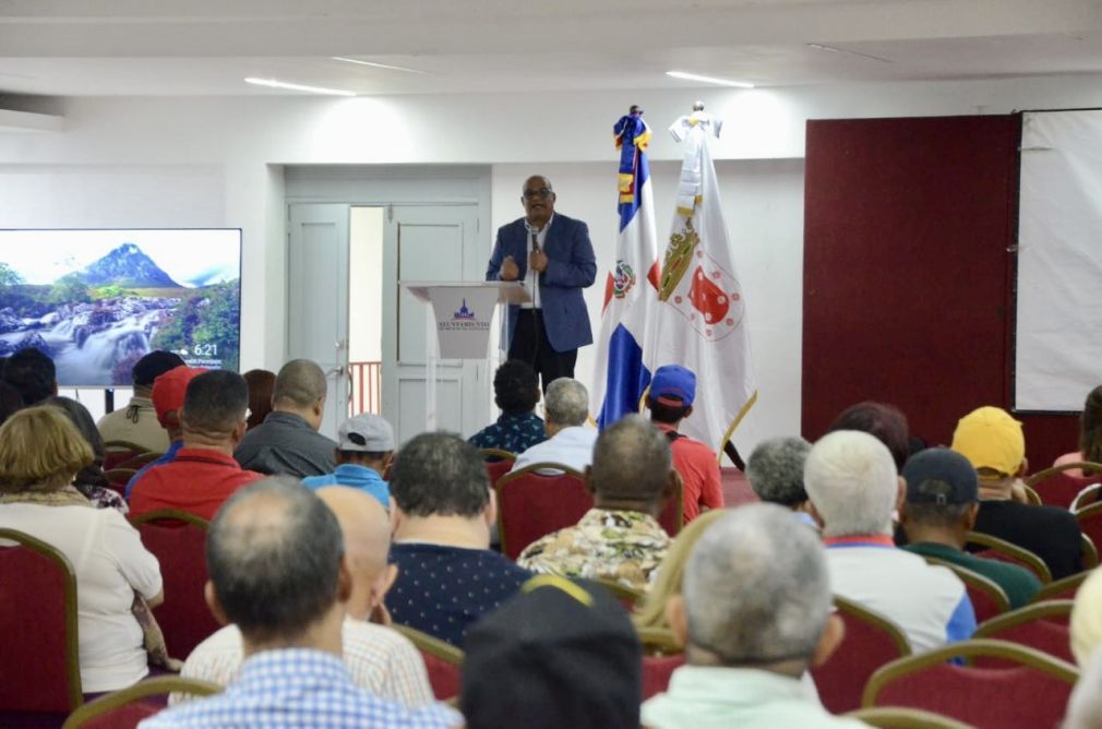 El Ayuntamiento de Santiago celebró una asamblea de dirigentes comunitarios para evaluar los trabajos en sectores del municipio.