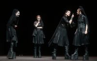 La novedad escénica y las lecciones que comporta el uso del espacio escénico y otros elementos actorales y técnicos, de esta versión de La casa de Bernarda Alba, por Elemental Teatro, ha dejado una marca profunda en los espectadores, Foto de Mika Pasco.