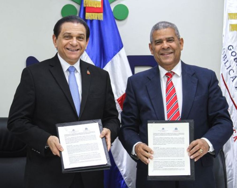 El acuerdo fue firmado por Daniel Rivera, ministro de Salud y Darío Castillo Lugo, ministro de Administración Pública.