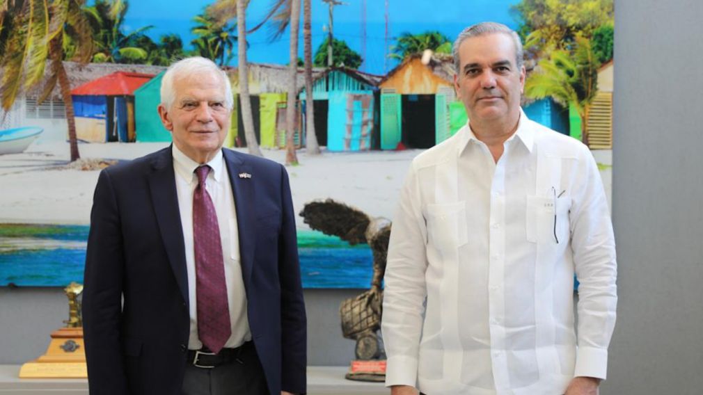 Josep Borrell, representante de la Unión para Asuntos Exteriores y Política de Seguridad y vicepresidente de la Comisión Europea, y él presidente dominicano, Luis Abinader.