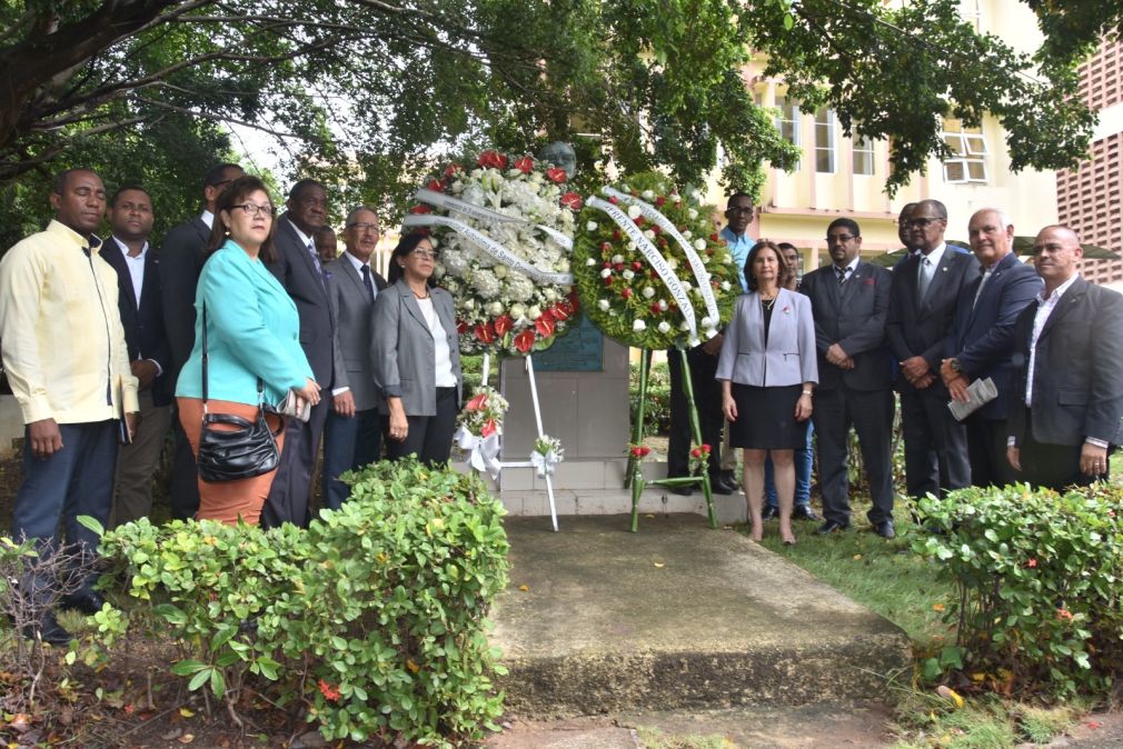 Autoridades de la UASD y familiares del desaparecido profesor Narciso González durante la ofrenda floral.