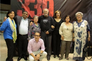 La familia de Amín Abel Hasbún acompañada del director y productor ejecutivo, Etzel Báez y Andrés Quezada, respectivamente.