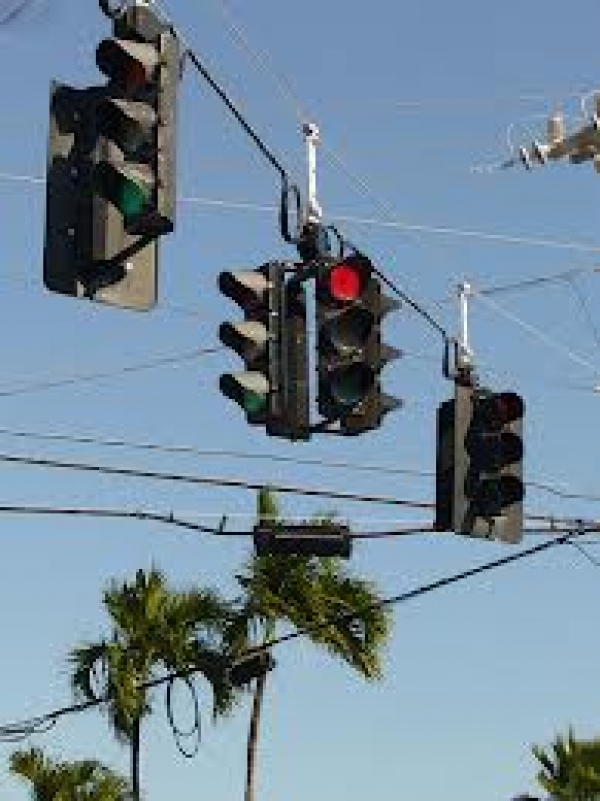 Alcalde inicia reparacion de semaforos en las avenidas:  