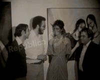 Fílmica inédita: Elsa Núñez (al centro) en la apertura de su Exposición Individual Núm. 14. «Casa de Teatro». 8 de diciembre de 1975. Le acompañan: Ángel Haché. Freddy Ginebra, Cándido Bidó.