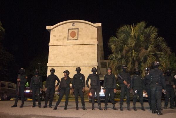 Policías Toppos militarizan UASD.