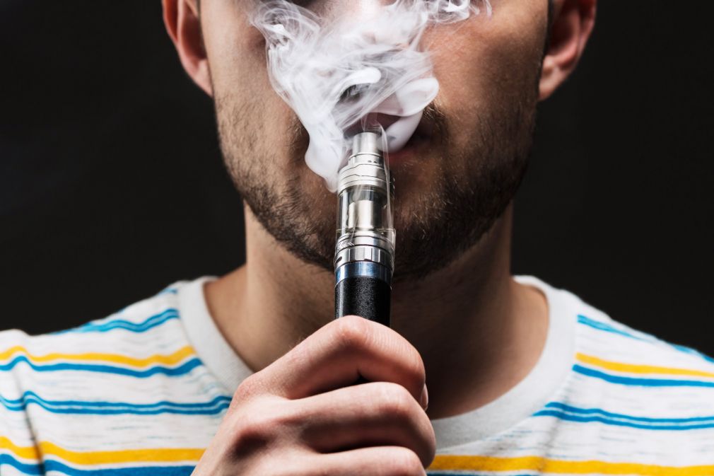 * El informe del King&#039;s College Vapeo de nicotina en Inglaterra 2022, evidencia actualizada, detalla que las personas que pasan de fumar a vapear están expuestas a menos sustancias químicas tóxicas que pueden causar enfermedades en el futuro.