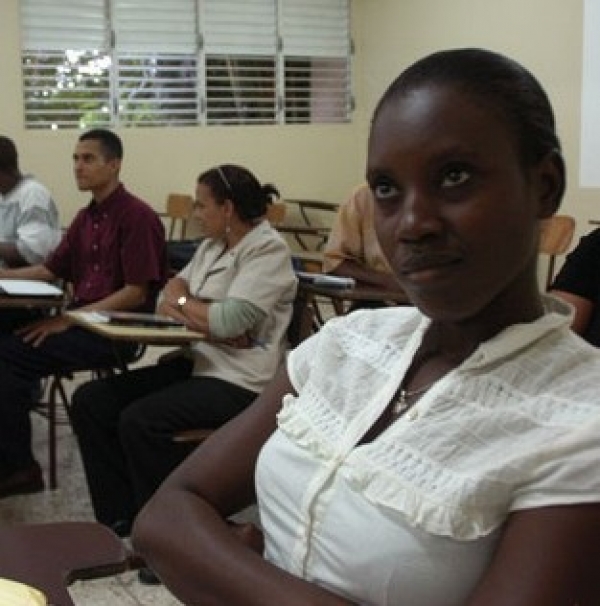 Estudiante haitiana en un aula.