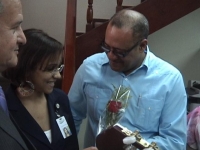 Ramón de la Rosa Mateo entrega rosas a una de las madres. 